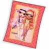 Fleecová deka Rainbow High - motív Summer Style. Je vyrobená z príjemného, mäkučkého, chlpatého, huňatého a hrejivého coral fleece s gramážou 240 g/m². Zdobí ju obrázok bábik Rainbow High Harper Dune, ktorá má zladený outfit vo farbe piesku a Bella Parker v ružovej farbe, ktoré idú na vyučovanie pri bazéniku v prestížnej škole Pacific Coast High. Má široké uplatnenie po celý rok doma, zahreje pri cestovaní, alebo ju treba môžete použiť ako podložku na sadnutie, či ľahnutie kdekoľvek. Vďaka digitálnej tlači sú farby na deke pestrejšie a obrysy aj tieňovanie detailnejšie. Rozmery tejto deky sú 130 x 170 cm.
Táto deka získala medzinárodný certifikát OEKO-TEX STANDARD 100, ktorý zaručuje rozmerovú a farebnú stálosť materiálu aj to, že výrobok neobsahuje škodlivé látky.
TIP • Ak si aj Vaše dievčatko obľúbilo krásne farebné bábiky Rainbow High v módnych outfitoch, prezrite si celú našu ponuku produktov s motívom Rainbow High.