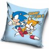 Obliečka na vankúšik Ježko Sonic &amp; Tails. Táto obliečka vankúša je vyrobená z príjemne jemného nekrčivého materiálu a má zapínanie na zips. Obe strany zdobí rovnaký motív.
Táto obliečka je vhodná na vankúš 40 x 40 cm. Vankúšiky tohto rozmeru nájdete aj v našej ponuke.
TIP • Ak ste si tiež obľúbili najrýchlejšieho ježka na svete, prezriete si celú našu ponuku produktov s motívom Ježko Sonic.