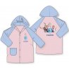 Detská pláštenka Ľadové kráľovstvo - Frozen - motív Najlepší priatelia. Z prednej strany ju zdobí obrázok princeznej Elsy, zo zadnej strany je obrázok všetkých nerozlučných priateľov z Ľadového kráľovstva, teda princezien Anny aj Elsy, Kristoffa aj soba Svena a nechýba ani snehuliak Olaf. Je vyrobená z mäkkého, ale napriek tomu pevného PVC, so zapínaním na cvoky. Túto dievčenskú pláštenku dodávame vo veľkostiach 98, 104, 116, alebo 128 av dvoch farebných kombináciách so svetlo modrou kapucňou, vreckom a rukávmi, alebo šedo / fialovou kapucňou, vreckom a rukávmi. Zostávajúce časti pláštenky sú vždy lososovo ružové.
TIP • Ak si aj vaše dievčatko obľúbilo príbehy princezien Anny a Elsy a ich kamarátov, prezrite si celú našu ponuku produktov s motívom Frozen.