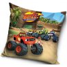 Dodajte detskej izbe energiu s obliečkou na vankúšik Plamienok a jeho autíčka - v orig. Blaze and The Monster Machines! Tento povlak zdobí z oboch strán rovnaký motív z animovaného seriálu o Plamienkovi, červenom terénnom aute, a jeho vodičovi Aj. Je vyrobený z príjemne jemného nekrčivého materiálu, ktorý poskytuje pohodlie a jednoduchú údržbu. Praktické zapínanie na zips umožňuje rýchle a jednoduché navlečenie aj vyzlečenie povlaku. Táto obliečka je určená pre vankúšiky o rozmere 40 x 40 cm, ktoré nájdete aj v našej ponuke. Urobte radosť svojim deťom s týmto veselým a praktickým povlakom na vankúšik!
TIP • Ak si aj váš chlapček obľúbil pretekárske auto Plamienka, jeho vodiča Aj a ich kamarátov, prezrite si celú našu ponuku produktov s motívom Monster Truck Blaze.