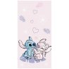 Detská plážová osuška Lilo &amp; Stitch - motív Stitch a Angel. Je vyrobená zo 100% kvalitnej bavlny s vysokou savosťou a gramážou 320 g/m², zaručuje maximálny komfort. Lícna strana osušky zaujme milým obrázkom Stitcha a Angel, zatiaľ čo rubová strana je z husto tkaného bieleho froté. Je ideálna nielen na pláž, ale aj k bazénu či na domáce použitie. Vďaka odolným farbám zostáva osuška krásne farebná aj po mnohých praniach. Rozmery osušky sú 70 x 140 cm, čo je perfektná veľkosť pre každú príležitosť.
Táto osuška Lilo &amp; Stitch získala medzinárodný certifikát OEKO-TEX STANDARD 100, ktorý zaručuje rozmerovú a farebnú stálosť materiálu aj to, že výrobok neobsahuje škodlivé látky.
TIP • Ak ste tiež obľúbili príbehy malého havajského dievčatka Lilo a jej psíka Stitcha, ktorý je v skutočnosti mimozemšťan, prezrite si celú našu ponuku bytových doplnkov, doplnkov oblečenia a školských potrieb s motívom Lilo a Stitch.