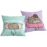 Dekoračný vankúšik s mačičkou Pusheen je vyrobený z jemného materiálu. Jednu stranu zdobí obrázok Pusheen s nápisom 'The Lazy Club' na tyrkysovom podklade, na druhej strane je obrázok Pusheen s jej kamarátkami v pelechu na fialkovom pozadí. Rozmery vankúša sú 40 x 40 cm.