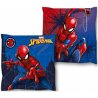 Dekoračný detský vankúšik s ikonickým Spidermanom zo štúdia MARVEL. Vyrobený z príjemného materiálu, s výraznými farbami a rozdielnymi motívmi na oboch stranách. Rozmery 38 x 38 cm.