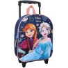 Dievčenský cestovný kufrík Ľadové kráľovstvo s plastickým 3D obrázkom princezien Anny a Elsy na tmavo modrom podklade. Ideálny na víkendové výlety aj dlhšie cesty. Hlavná komora 32 x 26 x 11 cm, výsuvné držadlo, kolieska a možnosť nosenia na chrbte vďaka polstrovaným popruhom.