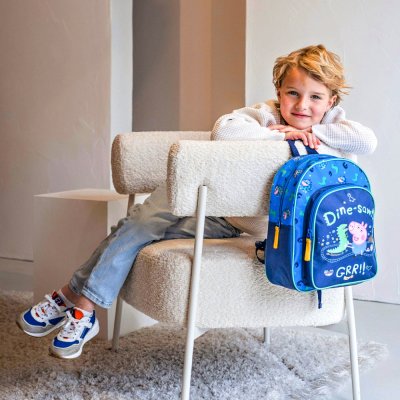 Detský batoh s predným vreckom Prasiatko George s dinosaurom