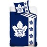 Hokejové obliečky NHL Toronto Maple Leafs z mäkkého mikroplyšu nadchnú každého fanúšika tohto legendárneho tímu. Lícnu stranu zdobí veľké logo s ikonickým javorovým listom, zatiaľ čo rubová strana je dekorovaná pruhmi v klubových farbách. Obliečky sú zamatovo jemné, hrejivé a ideálne pre zimné obdobie. Zapínanie na zips. Rozmery 140 x 200 cm + 70 x 90 cm.