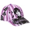 Fialová detská šiltovka s pútavým motívom Wednesday Addams a gotickými prvkami, ako sú čierne ruže a siluety vtákov. Nechýba ani nastaviteľný pásik so suchým zipsom pre pohodlné prispôsobenie veľkosti.