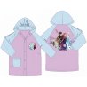 Detská pláštenka Frozen pre dievčatá s kapucňou, zapínaním na druky a jedným vreckom. Ponúkame ju vo veľkostiach 98, 104, 116 alebo 128, teda pre deti cca 3 – 8 rokov. Ideálna do škôlky, na ihrisko aj na cesty počas daždivého počasia.