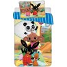 Posteľné obliečky Zajko Bing do malej detskej postieľky vyrobené z jemnej 100% bavlny. Veselý dizajn s obrázkami Binga, Flopa, Suly a Pando poteší všetkých malých fanúšikov tejto obľúbenej rozprávky. Rozmery prikrývky 100 × 135 cm a vankúša 40 × 60 cm.