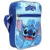 Crossbody taštička Stitch v modrom prevedení s veselým motívom obľúbeného mimozemšťana z animovanej rozprávky Lilo &amp; Stitch. Má jednu hlavnú priehradku a predné vrecko, obe so zapínaním na zips. Popruh cez rameno má nastaviteľnú dĺžku.