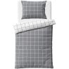 Flanelová súprava posteľných obliečok Kocka City zo série BedTex Home Line s moderným kockovaným motívom v bielo-sivom prevedení. Vyrobená z hebkého flanelu s vyššou gramážou a jemne česaným povrchom. Rozmery 140 x 200 cm a 70 x 90 cm, zapínanie na zips.
