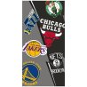 Plážová osuška s logami populárnych basketbalových tímov NBA – National Basketball Association. Je vyrobená zo 100% bavlny s gramážou 300 g/m². Lícna strana je velúrová, na druhej strane sú biele froté slučky s vynikajúcou savosťou. Rozmery sú 70 × 140 cm.
