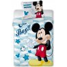 Posteľné obliečky Mickey Mouse do malej detskej postieľky alebo kolísky. Zdobí ich obrázok ikonického myšiačika Mickeyho zo štúdia Walt Disney. Súprava obsahuje obliečku na prikrývku 100×135 cm a obliečku na vankúš 40×60 cm.