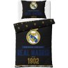 Futbalové obliečky Real Madrid s motívom Royal Black v elegantnom čiernom prevedení sú ideálnou voľbou pre všetkých fanúšikov slávneho „bieleho baletu“. Sú vyrobené zo 100% hladkej bavlny Renforcé, má praktické zapínanie na zips a certifikát OEKO-TEX STANDARD 100. Rozmer 140×200 cm + 70×90 cm.