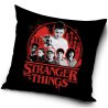 Vankúš Stranger Things s motívom Eleven &amp; Friends. Jemný nekrčivý povlak na zips a mäkká výplň zašitá vo vlastnom bielom obale. Rozmery 40x40 cm ± 2 cm. Rozmery 40x40 cm ± 2 cm.