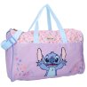 Dievčenská športová a cestovná taška Stitch s veselým motívom Spring Smiles. Priestranný hlavný oddiel cca 40 x 24 x 19 cm so zapínaním na zips. Pojme všetko potrebné na tréning aj víkendový výlet. Taška má dve uši na nosenie v ruke a nastaviteľný ramenný popruh.