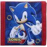 Chlapčenská textilná peňaženka Sonic the Hedgehog - motív Step It Up - s obrázkom obľúbeného najrýchlejšieho ježka na svete. Peňaženka v modrej farbe s červeným lemovaním sa uzatvára na suchý zips. Vnútri má priestrannú priehradku na bankovky, dve vrecká na karty a praktické vrecko na mince so zipsom.