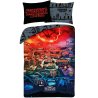 Súprava posteľných obliečok Stranger Things - motív Welcome to Hawkins. Je vyrobená z jemného polyesterového mikrovlákna. Táto tkanina je mäkká, hladká na dotyk a výborne odvádza vlhkosť. Rozmery 140×200 cm a 70×90 cm, zapínanie na zips.