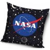Povlak na vankúšik NASA s logom Americkej vládnej agentúry pre pre letectvo a kozmonautiku na čiernom podklade s hviezdami a planétami. Tento povlak vankúša je vyrobený z príjemne jemného nekrčivého materiálu a má zapínanie na zips. Obe strany zdobí rovnaký motív.
Táto obleiečka na vankúš NASA čierny vesmír je určená na vankúš 40 x 40 cm. Vankúšiky tohto rozmeru nájdete aj v našej ponuke.