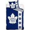 Súprava posteľnej bielizne NHL Toronto Maple Leafs zo série Belt. Je vyrobená zo 100% bavlny vysokej kvality Renforce so zapínaním na zips. Obliečky sú navyše upravené sanforizáciou, ktorá zaručuje rozmerovú stálosť. Hlavným motívom lícnej strany obliečky na paplón je klubový znak Toronto Maple Leafs a ďalšie malé znaky vo zvislom pruhu bielej farby. Reverzná strana povlaku na perinu je pruhovaná v klubových farbách, teda modro biela. Povlak vankúša je z oboch strán rovnaký a korešponduje s lícnou stranou prikrývky. Táto súprava posteľnej bielizne obsahuje 1x obliečku na prikrývku 140 x 200 cm a 1x obliečku na vankúš 70 x 90 cm.
Táto súprava posteľnej bielizne získala medzinárodný certifikát OEKO-TEX STANDARD 100, ktorý zaručuje rozmerovú a farebnú stálosť materiálu aj to, že výrobok neobsahuje škodlivé látky.


