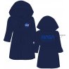 Tento licenčný župan NASA je vyrobený z príjemne jemného, chlpatého a hrejivého materiálu Coral fleece 240 GSM s nášivkou loga NASA na prednej strane a výšivkou NASA National Aeronautics and Space Administration, teda slovensky Národný úrad pre letectvo a vesmír. Župan má kapucňu a samozrejme opasok v páse.
Tento župan NASA získal medzinárodný certifikát OEKO-TEX STANDARD 100, ktorý zaručuje rozmerovú a farebnú stálosť materiálu aj to, že výrobok neobsahuje škodlivé látky.
Upozornenie: Cena sa môže líšiť podľa veľkosti. Pre zobrazenie zodpovedajúcej ceny zvoľte požadovanú veľkosť.