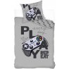 Bavlnené posteľné obliečky Every day Play, teda slovensky každý deň hrať. Tieto obojstranné obliečky sú vyrobené zo 100% bavlny so zapínaním na cvoky. Tieto obliečky určite poteší všetkých hráčov, či už hrajú hry na konzolách PlayStation, X-BOX, Nintendo, alebo na PC. Lícnu stranu obliečky na perinu zdobí obrázok ovládače hernej konzoly a plán dňa hráča, teda jesť, spať, hrať a znova. Na rubovej strane obliečky na prikrývku je veľa malých ovládačov na sivom podklade. Povlak vankúša je z oboch strán rovnaký. Táto súprava posteľnej bielizne obsahuje 1x obliečku na prikrývku 140 x 200 cm a 1x obliečku na vankúš 70 x 90 cm.
Táto posteľná bielizeň získala medzinárodný certifikát OEKO-TEX STANDARD 100, ktorý zaručuje rozmerovú a farebnú stálosť materiálu aj to, že výrobok neobsahuje škodlivé látky.
TIP • Nezabudnite k novej posteľnej bielizni objednať aj novú plachtu, alebo chránič matraca, ktoré tiež nájdete v našej ponuke.